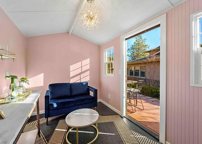 Upscale Uptown Retreat With Hottub And Views *