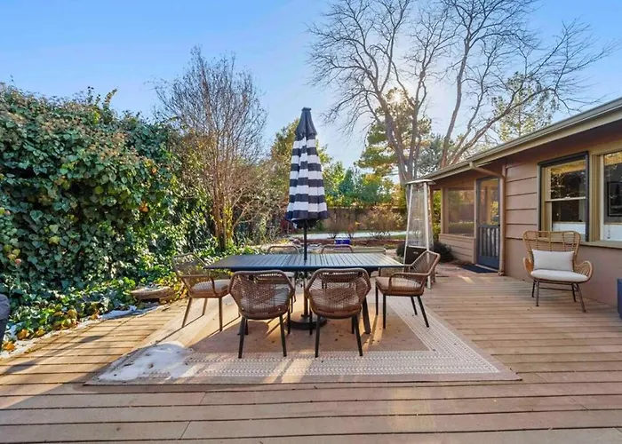 Ferienhaus Upscale Uptown Retreat With Hottub And Views *