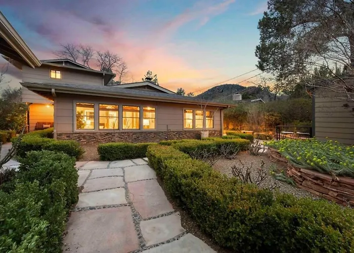 Upscale Uptown Retreat With Hottub And Views