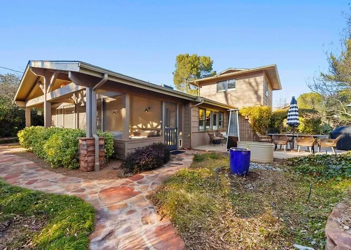 Ferienhaus Upscale Uptown Retreat With Hottub And Views