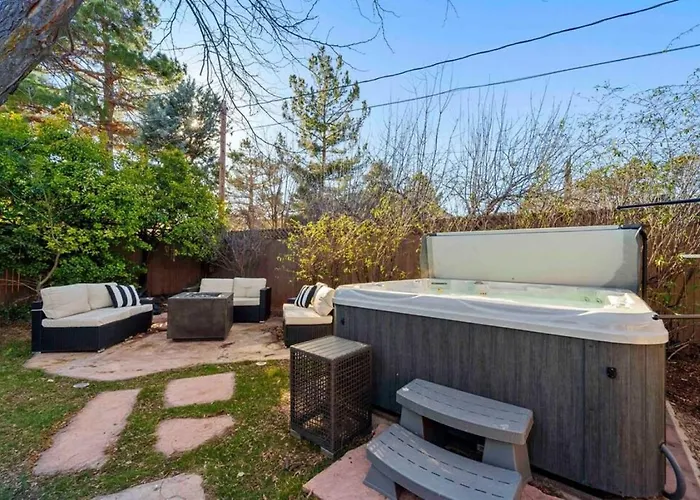 Upscale Uptown Retreat With Hottub And Views Ferienhaus Sedona