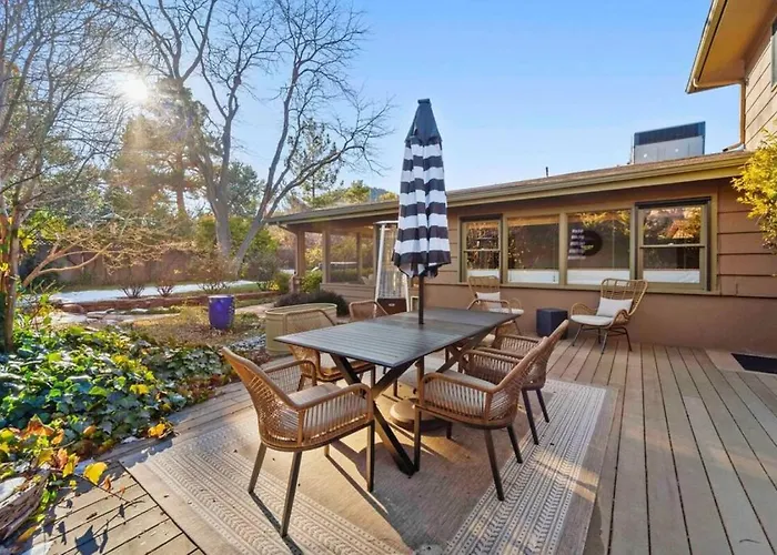 Upscale Uptown Retreat With Hottub And Views Ferienhaus