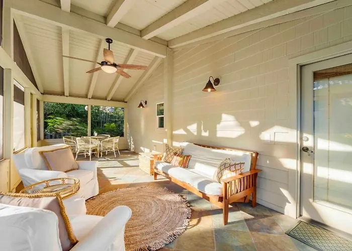 Upscale Uptown Retreat With Hottub And Views Ferienhaus *