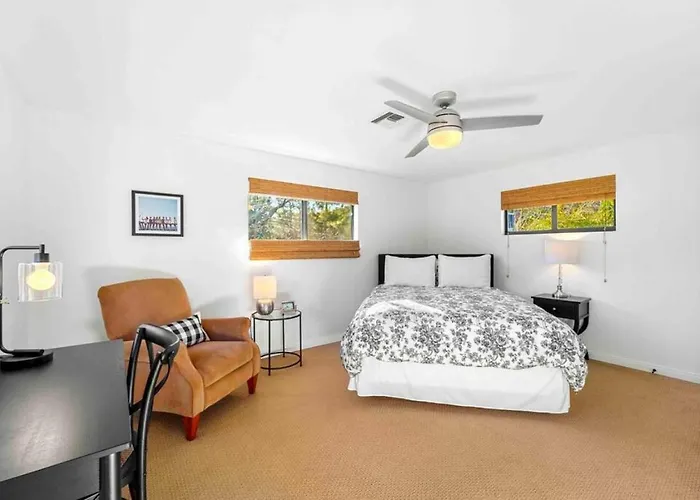 Upscale Uptown Retreat With Hottub And Views Ferienhaus