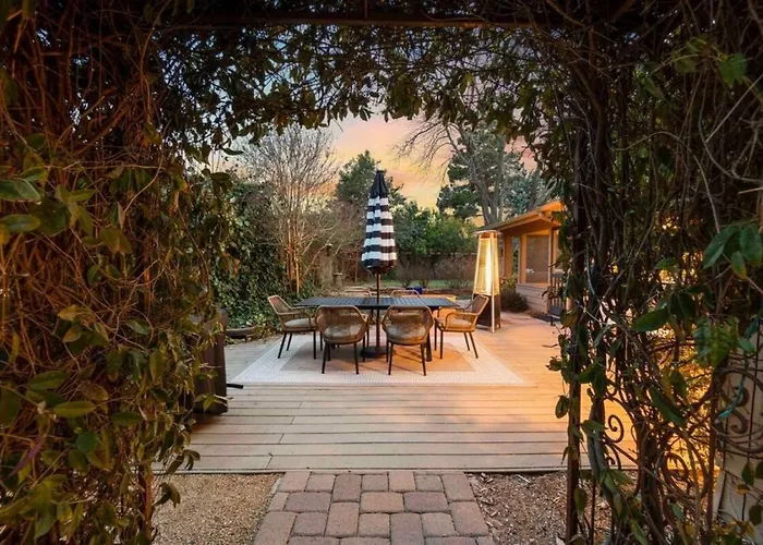 Upscale Uptown Retreat With Hottub And Views *