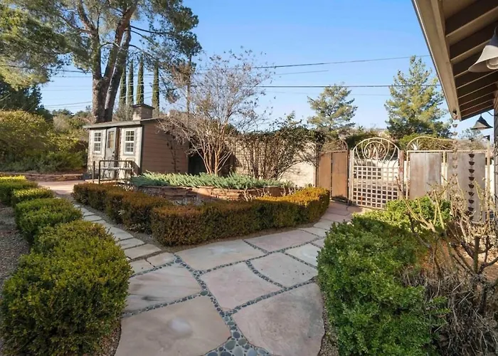 Upscale Uptown Retreat With Hottub And Views