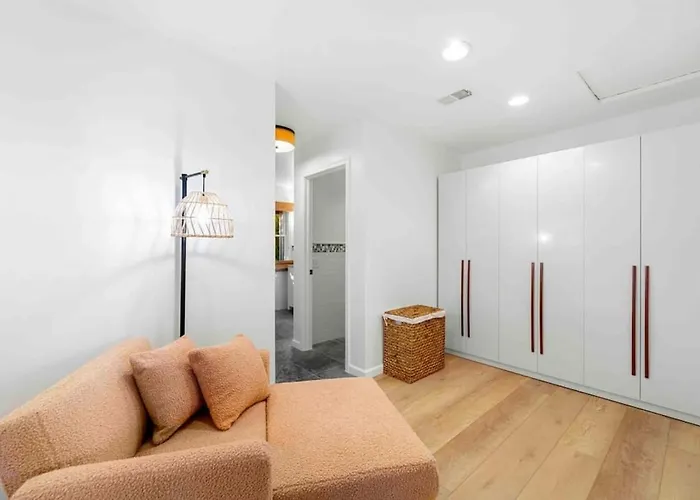 Upscale Uptown Retreat With Hottub And Views Ferienhaus *