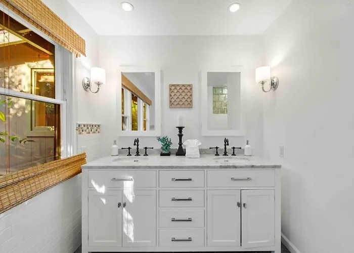 Ferienhaus Upscale Uptown Retreat With Hottub And Views