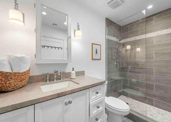 Upscale Uptown Retreat With Hottub And Views Ferienhaus