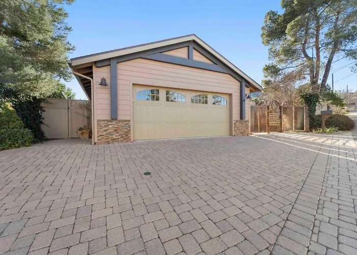 Upscale Uptown Retreat With Hottub And Views *