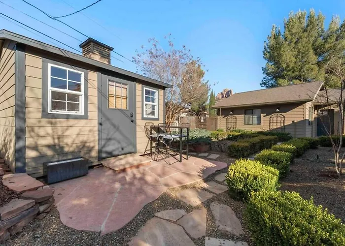 Upscale Uptown Retreat With Hottub And Views