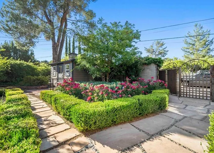 Upscale Uptown Retreat With Hottub And Views Ferienhaus