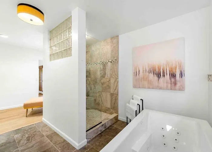 Ferienhaus Upscale Uptown Retreat With Hottub And Views *
