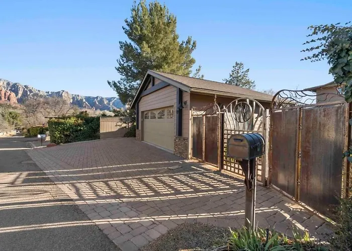 Upscale Uptown Retreat With Hottub And Views *