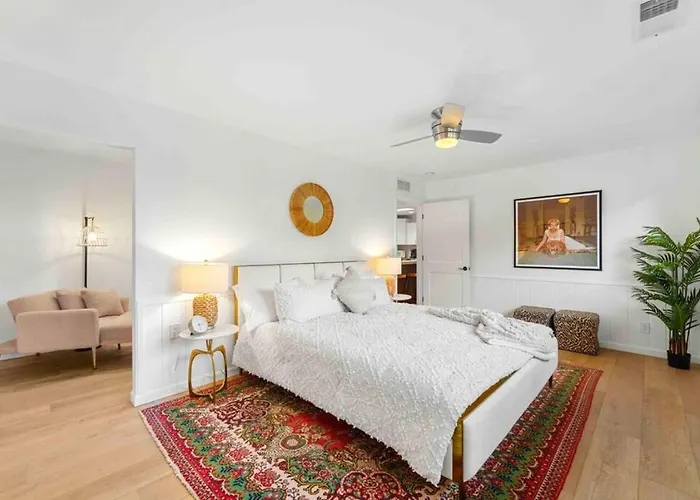 Ferienhaus Upscale Uptown Retreat With Hottub And Views