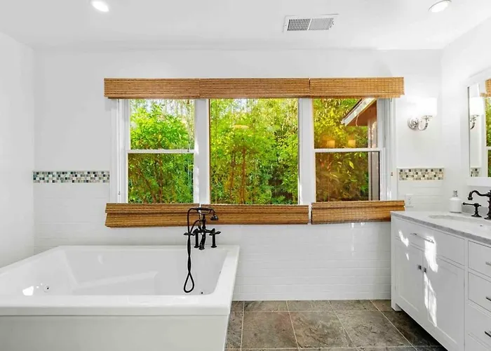 Upscale Uptown Retreat With Hottub And Views Ferienhaus Sedona