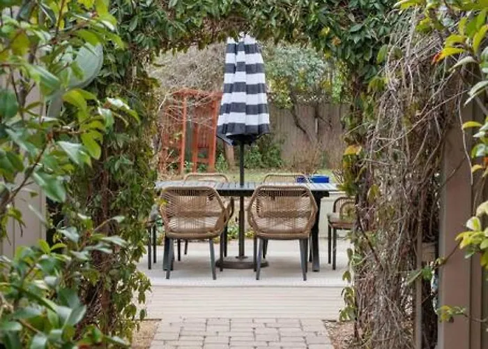 Upscale Uptown Retreat With Hottub And Views