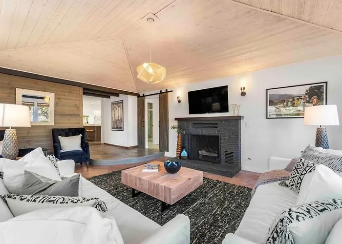 Upscale Uptown Retreat With Hottub And Views Sedona