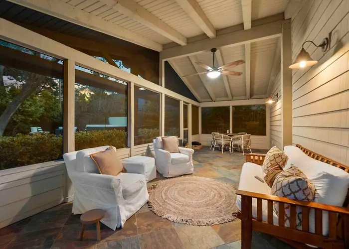 Upscale Uptown Retreat With Hottub And Views *