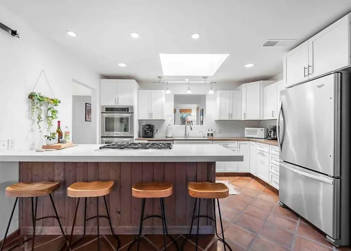 Ferienhaus Upscale Uptown Retreat With Hottub And Views