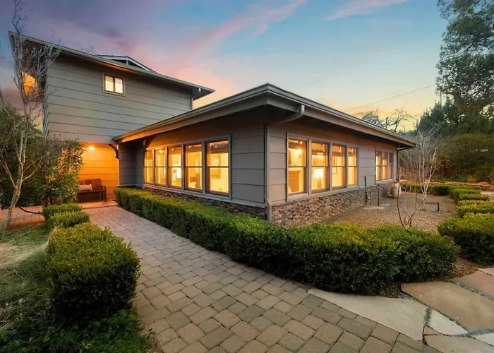 Upscale Uptown Retreat With Hottub And Views Ferienhaus