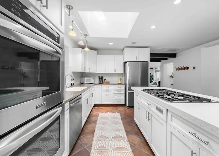 Upscale Uptown Retreat With Hottub And Views Ferienhaus *