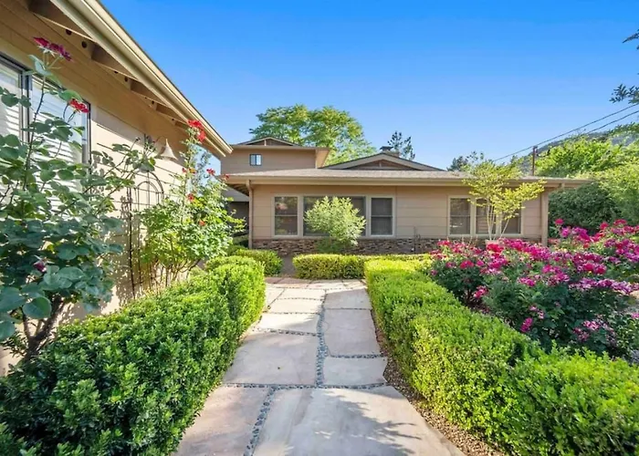 Ferienhaus Upscale Uptown Retreat With Hottub And Views