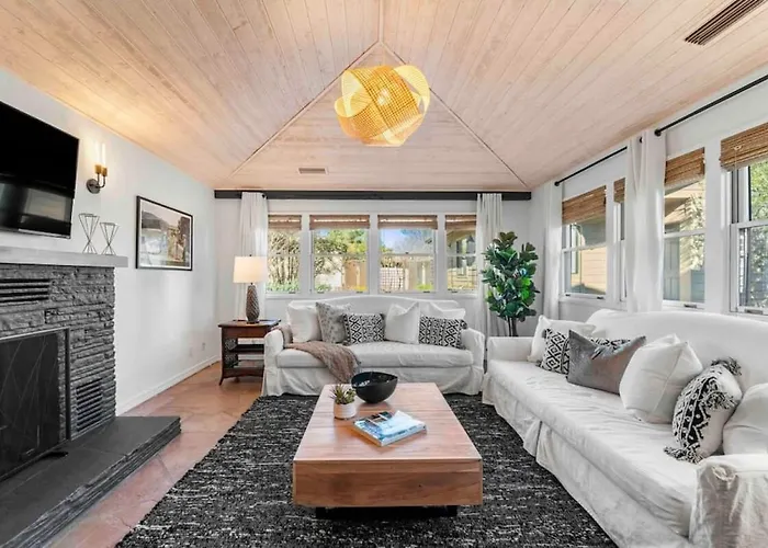 Upscale Uptown Retreat With Hottub And Views Ferienhaus