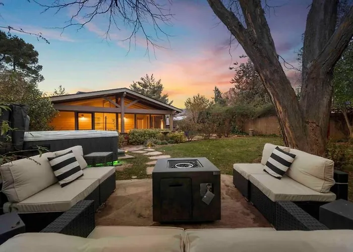 Upscale Uptown Retreat With Hottub And Views