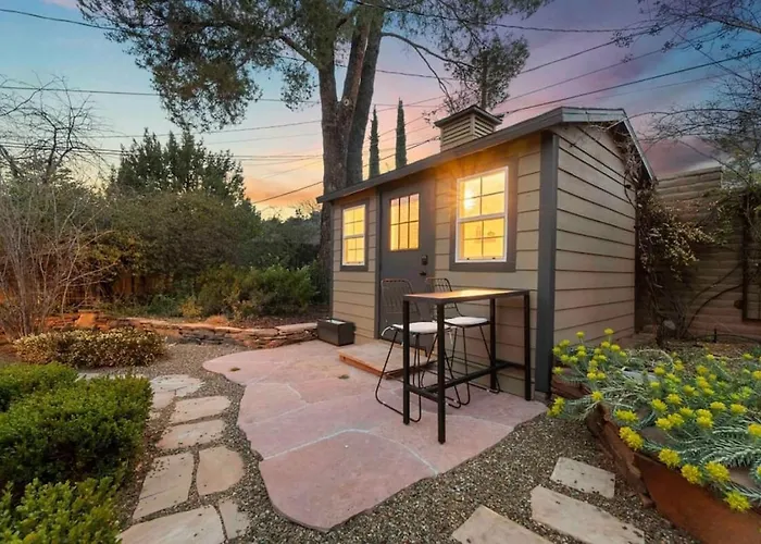 Upscale Uptown Retreat With Hottub And Views Ferienhaus